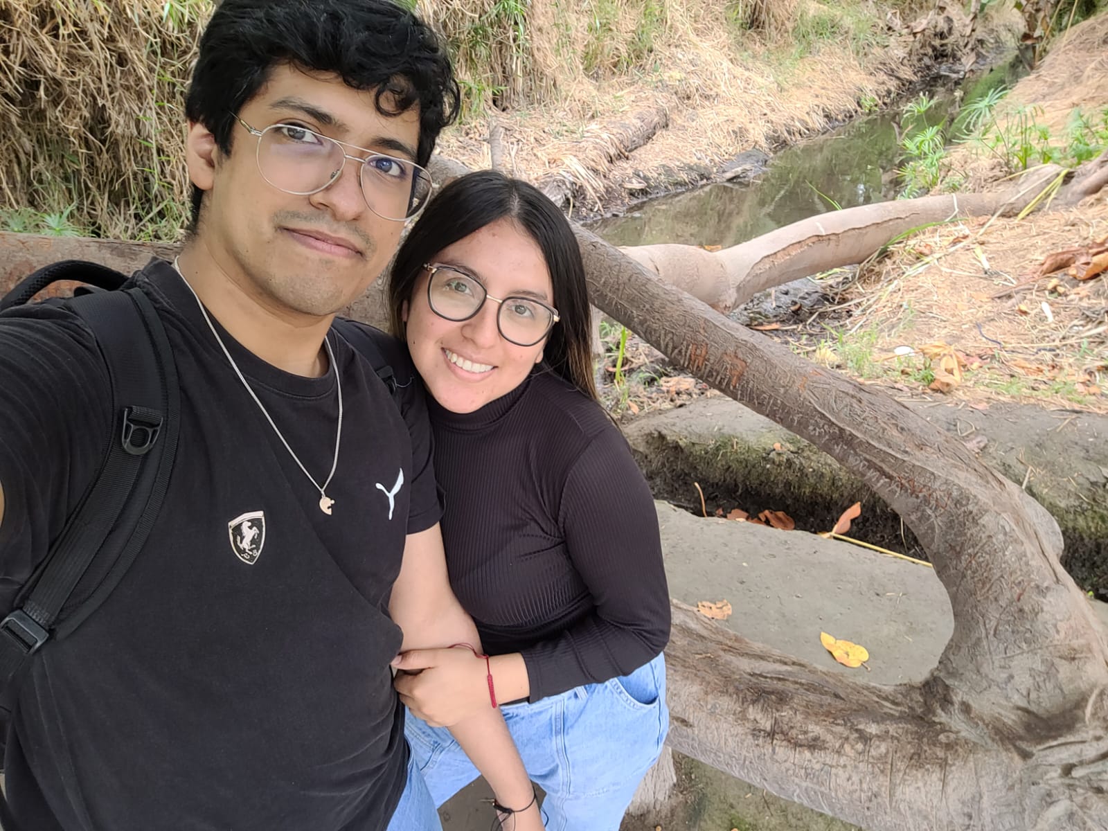 Angie y Felipe junto a un árbol en Chimbote